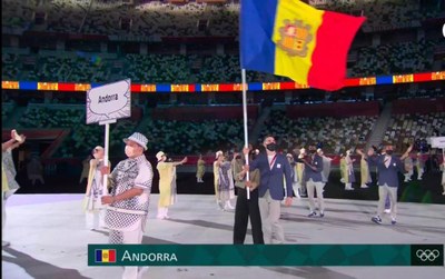 Mònica Doria i Pol Moya, amb la bandera d'Andorra, a la desfilada inaugural de Tòquio 2020 (Imatge: COI)