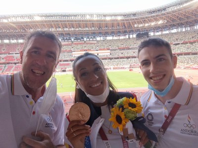 Joan Ramon Moya i Pol Moya, amb l'atleta gallega Ana Peleteiro, medalla de bronze en triple salt a Tòquio 2020 (Foto: Fed. Andorrana d'Atletisme)