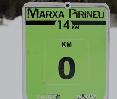 Cartell indicatiu del punt de partida de la Marxa Pirineu, a Lles de Cerdanya