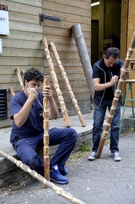 Elaboració de falles a Isil (Foto: ACN)