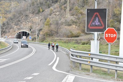 Nou sistema d'avís de presència de ciclistes en un túnel, a la carretera N-145 a la Seu d'Urgell