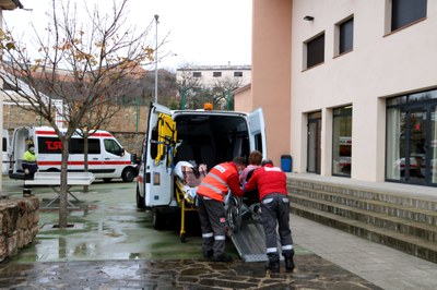 Una ambulància a l'Alberg de Tremp, per allotjar-hi usuaris de l'Hospital del Pallars (Foto: ACN)