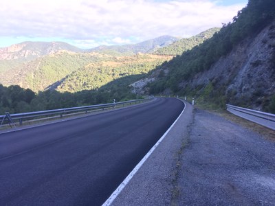 Treballs d'asfaltatge a la carretera N-260 al Pont de Bar 