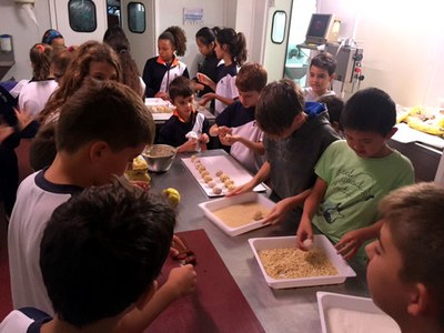 Taller de codonys amb escolars a Tremp (Foto: ACN)