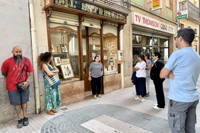 Visita de comerciants de Tremp a una de les botigues d'artesania existents al centre de la ciutat (Foto: ACN)
