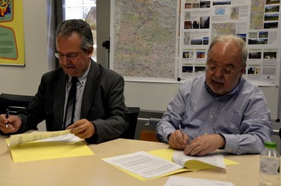 Signatura del conveni de col.laboració (Foto: ACN)