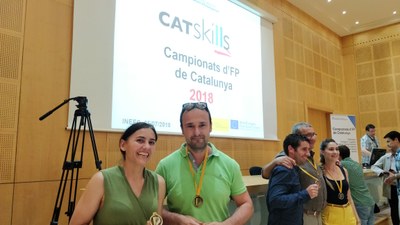 Montse Domingo i Tomàs Bigordà recullen la medalla CatSkills per a tres alumnes de l'Institut Joan Brudieu