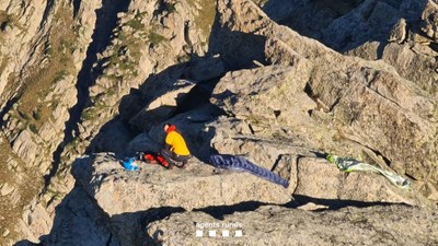 Imatge d'un visitant denunciat per fer bivac, encendre un fogonet i fer volar un dron sense permís a Aigüestortes (Foto: Agents Rurals)