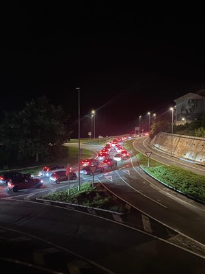 Cues a la rotonda d'Andorra, a la Seu d'Urgell, per un accident al km 4 de l'N-145 (Foto: A.C.P. / cedida)