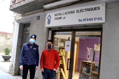 Ahmed Chabou, a davant de l'empresa d'electricitat de Tremp on actualment fa pràctiques (Foto: ACN)