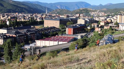 Primer tram de la XIII Travessa Transfronterera, amb la Seu d'Urgell al fons (Foto: Cadí Circuit Fer)