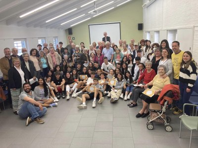 Trobada de participants a l'edició 2023 del projecte intergeneracional 'Ens escrivim', a l'Esplai de la Gent Gran de la Seu