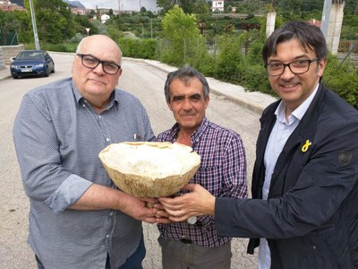 Jordi Travé, José Antonio Ruiz i Ramon Minoves, amb el moixeró de 3,05 kg trobat a l'Alt Urgell (Foto: Penya Boletaire de Berga)