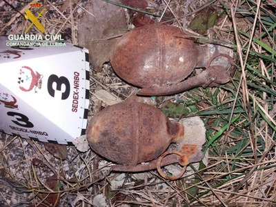 Granades de mà trobades en una casa en runes d'Abella de la Conca