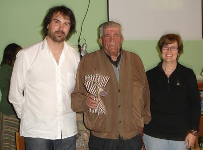 Josep Garcia Muixí acompanyat dels alcaldes de la Vansa i de Tuixent, l’any 2010, quan va rebre el premi Trementinaire d’Honor (Foto: CCAU)