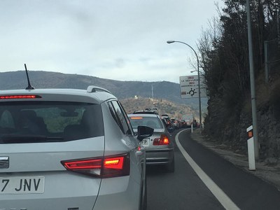 Cues a l'N-260 a Castellciutat, aquest migdia, per accedir a Andorra