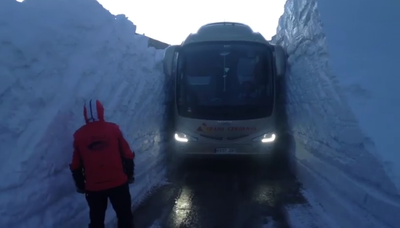 L'autocar superant la congesta del coll de la Creueta. 13.02.2018 (Imatge: Trans Cerdanya)