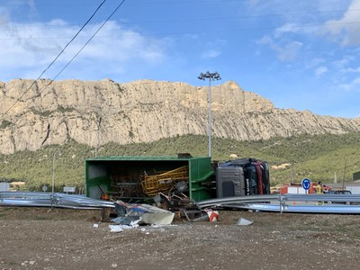 Accident d'un camió a la C-14 a Oliana (Foto: Marc Marrero)