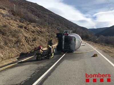 Accident d'un camió cisterna a Alp (Foto: Bombers Generalitat)
