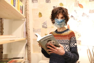 Meritxell Álvarez, propietària de NaturaLlibres d'Alins, al Pallars Sobirà (Foto: ACN)