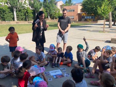 La regidora de Joventut i Infància de l’Ajuntament de la Seu d'Urgell, Christina Moreno, amb els infants del casal municipal d'estiu (Foto: Ajuntament de la Seu d'Urgell)