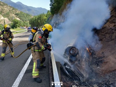 Extinció del foc que ha calcinat un vehicle a la C-13 a Llavorsí (Foto: Bombers Generalitat)