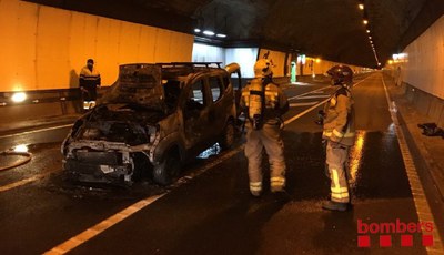 Incendi d'un cotxe dins del túnel del Cadí (Foto: Bombers de la Generalitat)