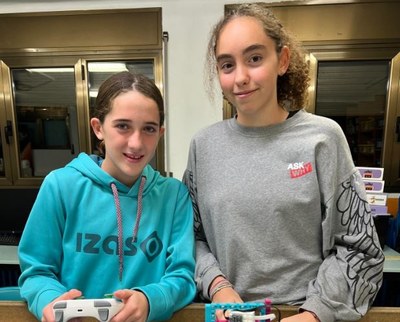 Iune Giró i Laia Marcé, les alumnes que representaran l'Escola Albert Vives a la Matata World Robotics Competition a la Xina (Foto: Escola Mn. Albert Vives)