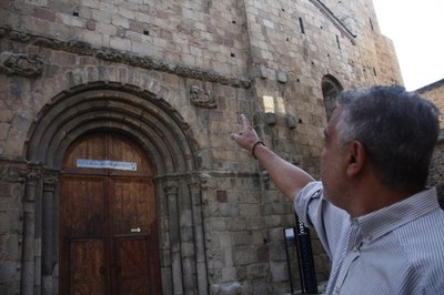 Joan Vázquez davant la Catedral de la Seu d'Urgell