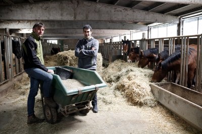 El president de la Federació del Cavall Pirinenc Català (FECAPI), Joan Moret, i el coordinador del projecte de l'IRTA, Joel González, en una granja de Llanars (Ripollès) (Foto: ACN)