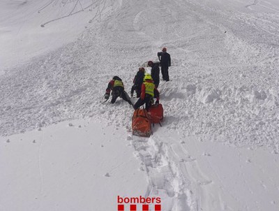Rescat d'un muntanyenc atrapat per una allau a Alt Àneu, aquest dimarts al migdia (Foto: Bombers Generalitat)