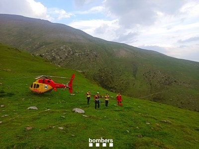 Evacuació d'un excursionista que havia ingerit tora blava, a la vall de Núria (Foto: Bombers Generalitat)