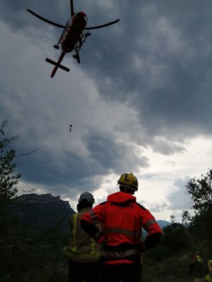 Evacuat un papapentista ferit a Organyà (Foto: Bombers Nargó)