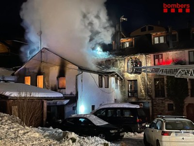 Casa incendiada d'Alp amb intervenció dels Bombers de la Generalitat (Foto: David Cobo)