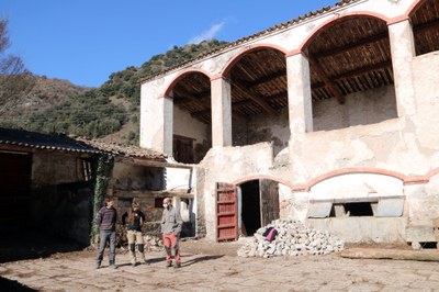 Els socis de La Tremolina, a l'era que volen convertir en habitatges a Gerri de la Sal (Foto: ACN)