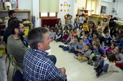 Alumnes de l'Escola de Ribera reunits en una aula per explicar als alcaldes de la Vall Cardós les seves peticions (Fotografia d'arxiu/ACN)