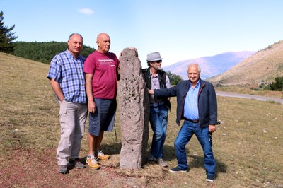 Imatge del menhir amb els veïns promotors de la seva recuperació (Foto: ACN)