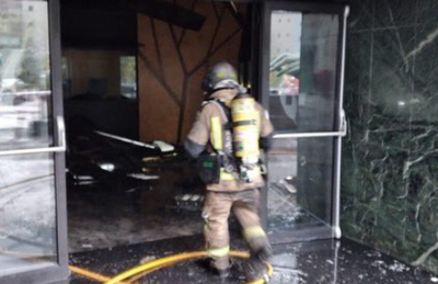 Un bomber accedeix al Centre Cultural i de Congressos Lauredià, afectat per un incendi aquest dimecres (Imatge: Comú de Sant Julià de Lòria)