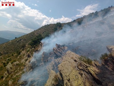 Incendi a la muntanya del Pui d'Urdosa, a Llavorsí (Foto: Bombers)