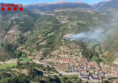 Incendi a prop del poble de Martinet (Imatge: Bombers Generalitat)