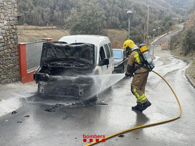 Incendi en una furgoneta a Montferrer i Castellbò (Foto: Bombers Generalitat)