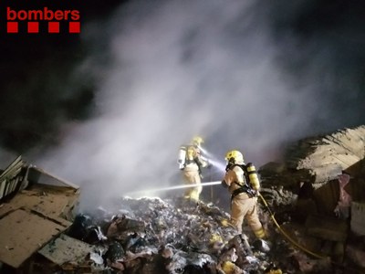 Incendi en una nau del polígon industrial de Montferrer (Foto: Bombers Generalitat)