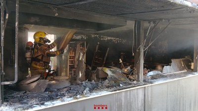 Extinció de l'incendi que ha destruït l'interior d'una xurreria de Puigcerdà (Foto: Bombers Generalitat)