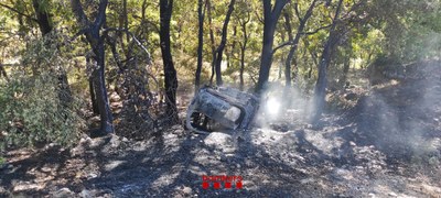 Vehicle calcinat a Isona i Conca Dellà després de patir un incendi (Foto: Bombers)