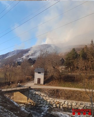 Incendi a l'entorn d'Arties (Foto: Bombers Generalitat)