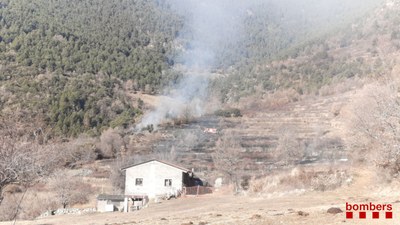 Incendi de vegetació a Aristot, aquest dimarts (Foto: Bombers)