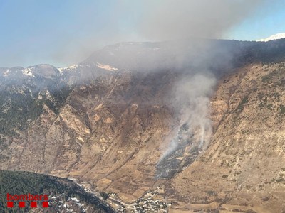 Incendi de vegetació a Espot (Foto: Bombers)