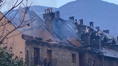 Incendi en un edifici d'Esterri d'Àneu (Foto: @vanesacsk / Ara Pirineus)