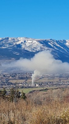 Perspectiva de la columna de fum de l'incendi a la Guingueta d'Ix, vista des d'Oceja (Foto: SDIS 66)