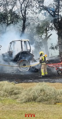 Incendi d'un tractor a Puigcerdà (Foto: Bombers Generalitat)